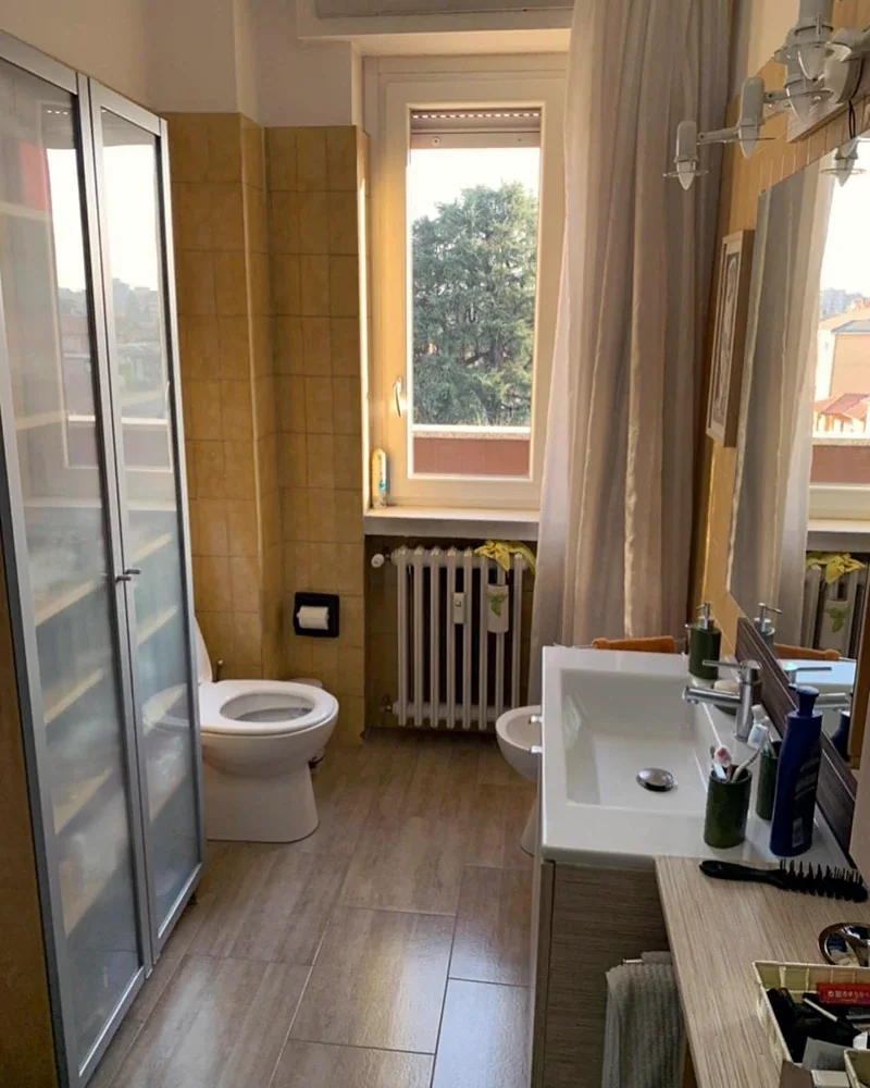 Bagno prima dei lavori, con box doccia e pareti beige