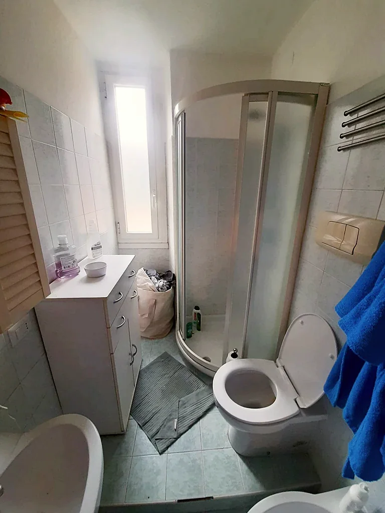 Bagno prima del rifacimento, con box doccia angolare