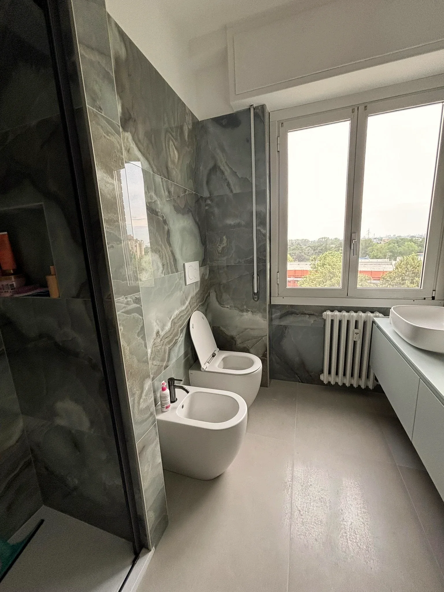 Sanitari sospesi e rivestimenti in un bagno ristrutturato da Studio Mazzotta