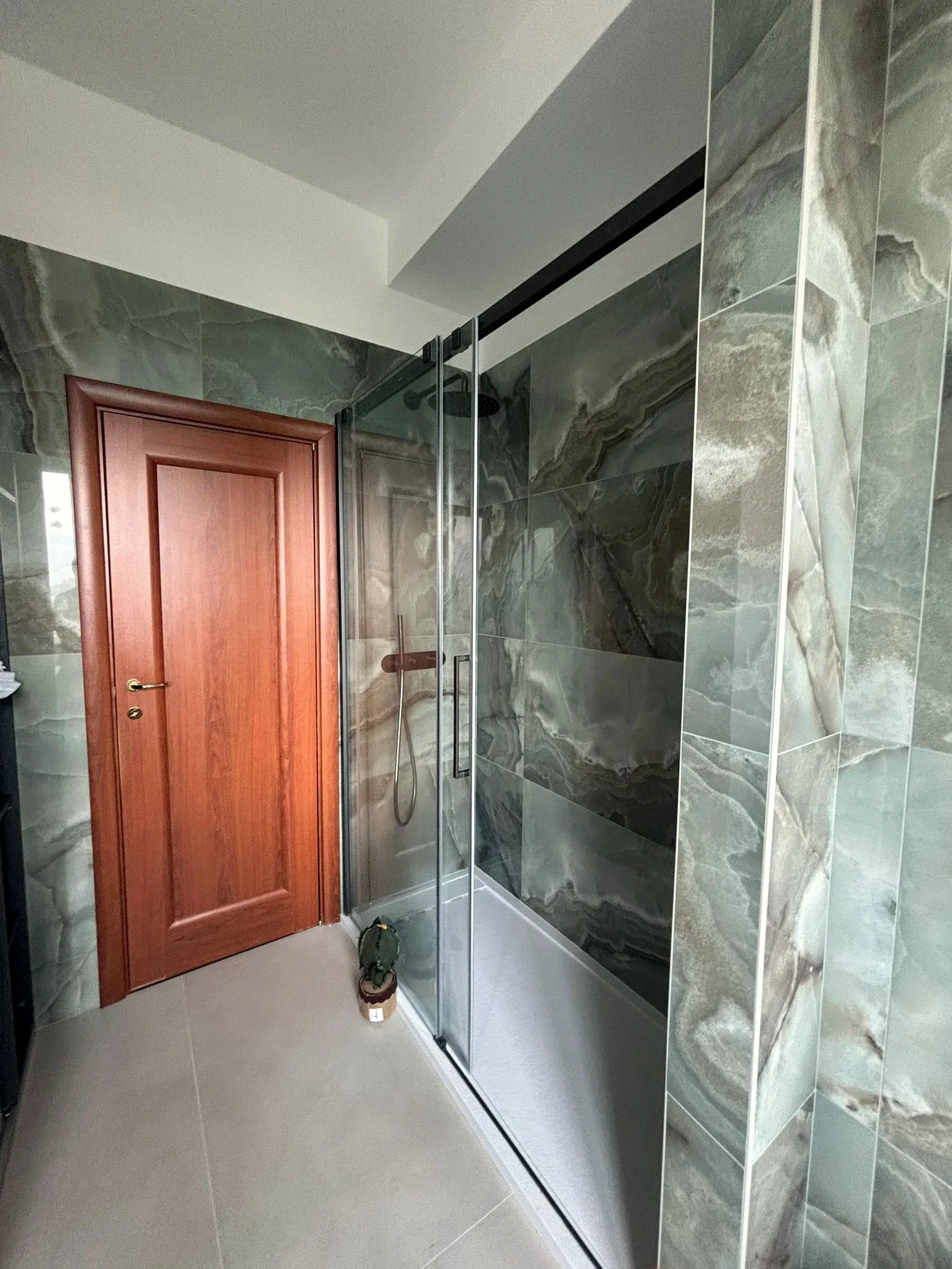 Zona doccia con rivestimenti in un bagno ristrutturato da Studio Mazzotta