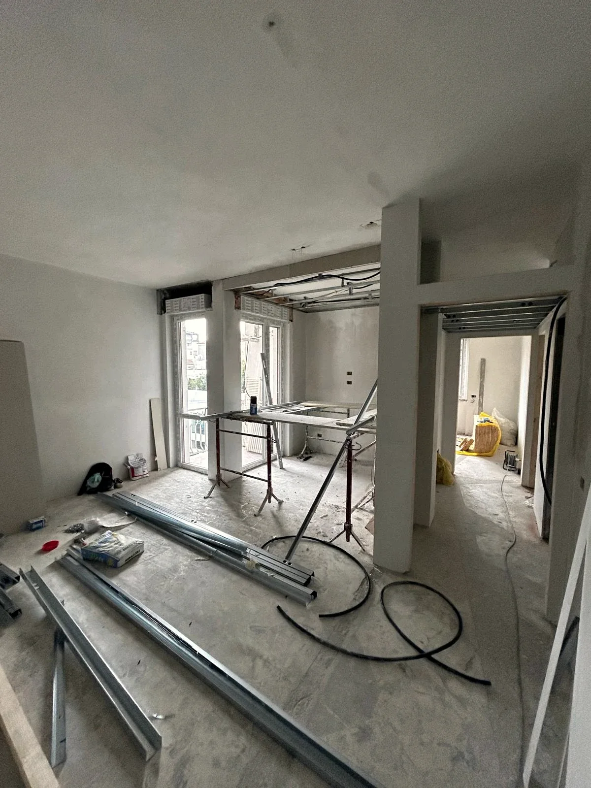 Appartamento durante i lavori, con impianti e struttura del controsoffitto a vista